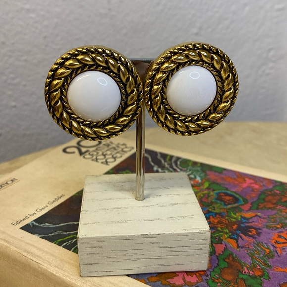 Vintage Button Earrings - Picture 1 of 2